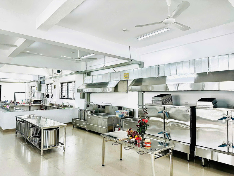 Hình ảnh trang thiết bị bếp công nghiệp